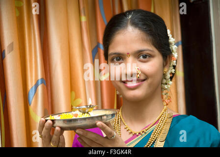 Fille hindoue indienne traditionnelle dans le port holding pooja thali M.# 515 Banque D'Images