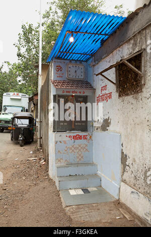 Sanctuaire saint Shirdi Sai Baba au coin d'une route assure qu'il n'est pas utilisé pour jeter des ordures ; Mumbai Bombay Inde Asie Banque D'Images