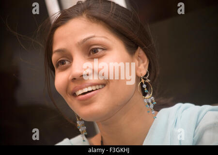 Les Indiens de l'Asie du Sud jeune fille nommée Pinky smiling Garhwal ; région de l'Uttaranchal Inde ; M.# 542 Banque D'Images