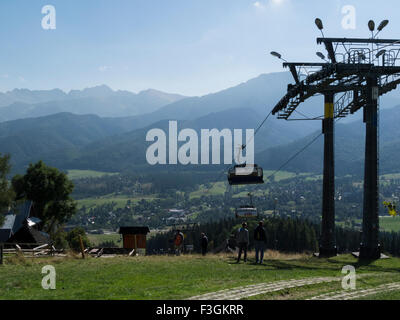 Butorowy Wierch télésiège sur la Colline Gubalowka avec belle vue sur montagnes Tatras Zakopane Pologne une station touristique populaire dans le sud de la Pologne Banque D'Images