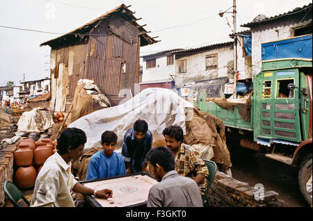 Un jeu de billard français se joue dans un espace ouvert Dharavi ; Asie ; ; le plus grand bidonville de Bombay maintenant Mumbai Maharashtra ; Inde ; Banque D'Images