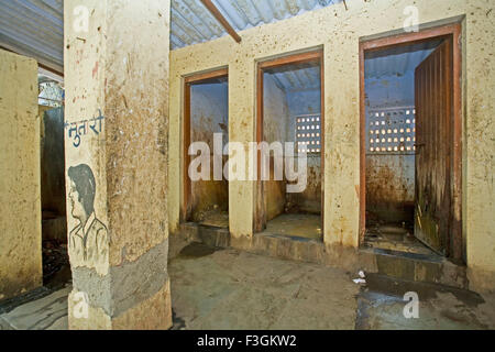 Les toilettes publiques pour hommes dans un taudis dans de mauvaises condition ; quartier ; Khotwadi ; Santacruz Bombay Mumbai Maharashtra ; maintenant Banque D'Images