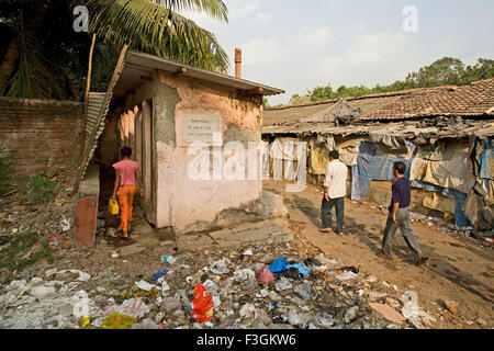 Toilettes publiques pour les gents dans un bidonville dans un état non hygiénique , Khotwadi , Santacruz , Bombay , Mumbai , Maharashtra , Inde , Asie , Asie , Indien Banque D'Images