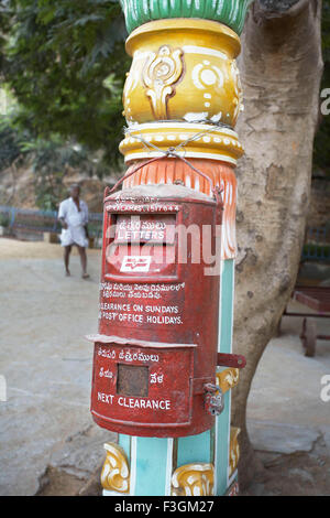 Red Letter Box of Indian Poster accroché à un pilier décoratif au Sri Kalahasti Andhra Pradesh ; Inde ; Banque D'Images