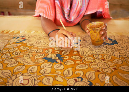 Srikalahasti kalamkari, kalamkari textile, application à la main de la teinture végétale en bois brosse dessin à la main, Sri Kalahasthi, Srikalahasti, district de Chittoor, Andhra Pradesh, Inde, Asie Banque D'Images
