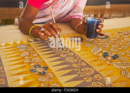Artisanat textile kalamkari à part l'application de colorant végétal brosse en bois design dessinés à la main, de l'Andhra Pradesh Sri Kalahasthi Banque D'Images