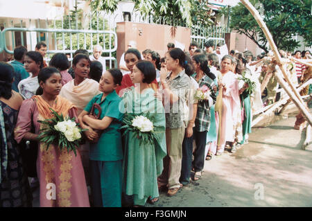 Dernier respect pour mère Teresa aux Missionnaires de la Charité mère House, Calcutta, Kolkata, Bengale occidental, Inde, Asie Banque D'Images