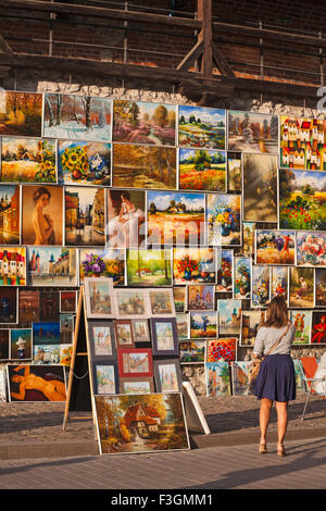 Femme regardant des peintures art art art à vendre sur l'exposition à St Florian Gate, Cracovie, Pologne en septembre - St Florian Gate, Florian Gate, Brama Floriańska Banque D'Images