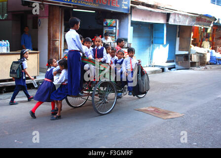 Un cycle rickshaw pleine d'enfants ; India ; Inde ; Uttar Pradesh Banque D'Images