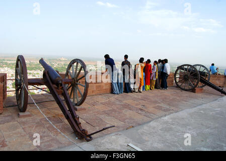 Les touristes domestiques sur la rampe de mehrangarh fort ; Jodhpur Rajasthan ; Inde ; Banque D'Images