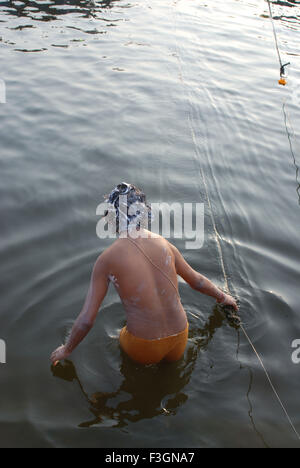 L'homme de prendre de bain dans Ganga ; Varanasi Uttar Pradesh ; Inde ; Banque D'Images