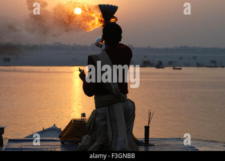 Ganga aarti au lever du soleil ; Varanasi Uttar Pradesh ; Inde ; Banque D'Images