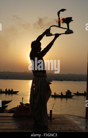 Matin Ganga aarti ; Varanasi Uttar Pradesh ; Inde ; Banque D'Images