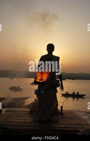 Matin Ganga aarti ; Varanasi Uttar Pradesh ; Inde ; Banque D'Images