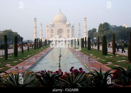 Taj Mahal septième merveille du monde ; Agra Uttar Pradesh ; Inde ; Banque D'Images