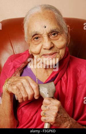 Une femme de 92 ans ; l'Inde Maharashtrian souriant M.# 686J Banque D'Images