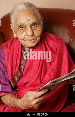 A 92 ans woman Maharashtrian ; Inde M.# 686J Banque D'Images