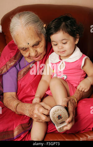 Une femme de 92 ans avec son grand Maharashtrian fille ; Inde ; M.# 686J 686K Banque D'Images