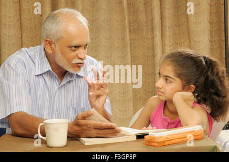 L'enseignement d'un vieil homme fille de 11 ans ; M.# 686O ; 191 Banque D'Images