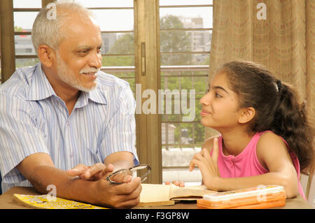 L'enseignement d'un vieil homme fille de 11 ans ; M.# 686O ; 191 Banque D'Images