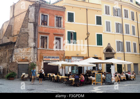 Diners de manger dehors dans une rue du Ghetto Juif de Rome. Banque D'Images