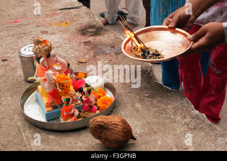 Idole de seigneur ganesh elephant dirigé dieu vénéré par dévot avant l'immersion ; Pune Maharashtra ; Inde ; Banque D'Images