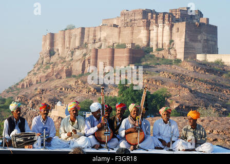 Musiciens Folk Festival Marwar en toile fort ; Jodhpur Rajasthan ; Inde ; Banque D'Images