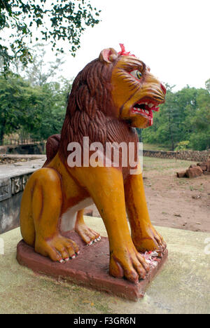 Lion statue au temple de shree devi Bhagvati sansthan ; village Kotkamte Sindhudurga ; District ; Maharashtra Inde ; Banque D'Images