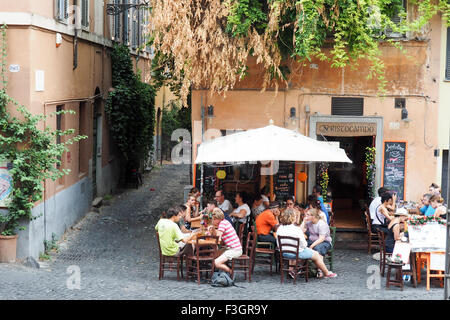 Diners de manger dehors dans le Trastevere, Rome. Banque D'Images