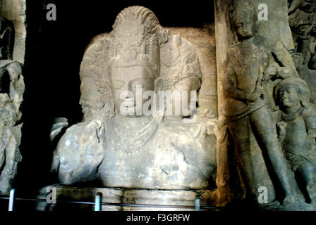 Tri murti ou trois dirigé Dieu Shiva statue à grottes d'Elephanta Maharashtra ; Inde ; Banque D'Images