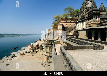 Chhatris et temples et palais ghats à banque du fleuve Narmada ; Maheshwar ; l'état du Madhya Pradesh en Inde ; Banque D'Images