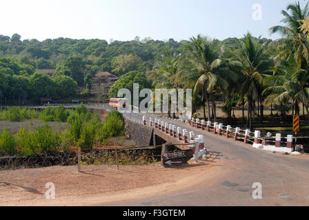 Bridge et de l'état transport bus dans Sindhudurga ; district ; Maharashtra Inde Asie ; Banque D'Images