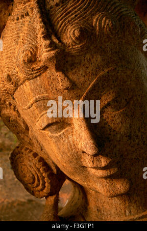 Sculpture en grès représentant femme de porter des bijoux de style traditionnel à la coiffure de mariée indienne n'Pune Banque D'Images