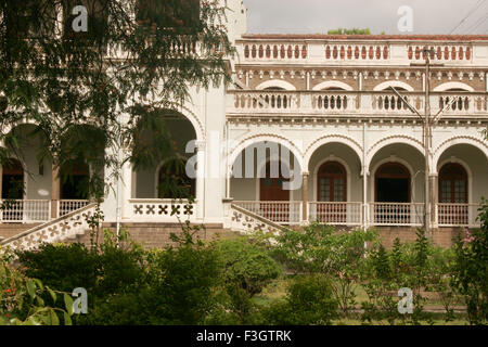 L'architecture en forme d'arcs de hall d'Aga Khan palace construit en 1892 par le Sultan Mohammed Shah ; Pune Maharashtra ; Inde ; Banque D'Images