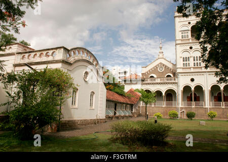 Les maisons avec la partie de l'Aga Khan palace construit en 1892 par le Sultan Mohammed Shah ; Pune Maharashtra ; Inde ; Banque D'Images