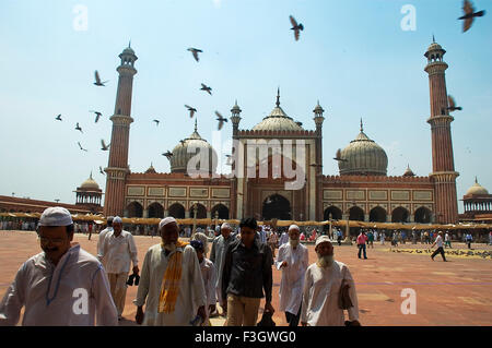 Les dévots musulmans laissant Jama Masjid après vendredi Namaz ; Delhi Inde ; Banque D'Images