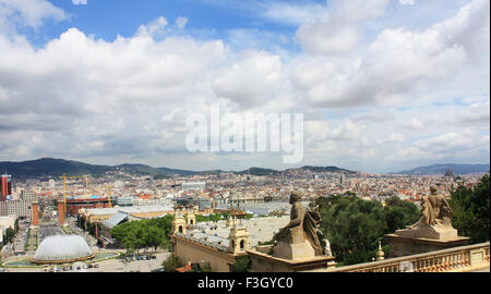 Vue sur Barcelone. Cloudly journée d'été. Vue panoramique Banque D'Images