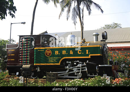 Ancien moteur au rail central Mumbai terminus à la Dre Anand Nair Marg appelé comme route Lamington ; Bombay Mumbai Banque D'Images