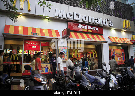 Restaurant familial de restauration rapide McDonald's ; comptoir à emporter ; J. Boman Behram Road ; Bombay ; Mumbai ; Maharashtra ; Inde ; Asie Banque D'Images