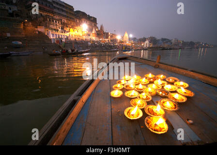 Lampes ou diyas de dev Deepavali illuminées sur un bateau de la Sainte Ganga ; Varanasi ; Uttar Pradesh ; Inde ; asie Banque D'Images