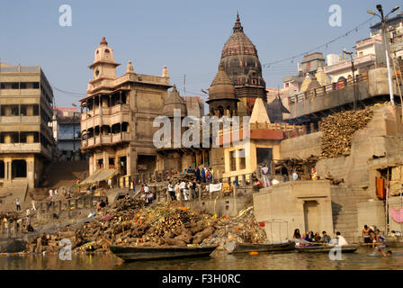 Cérémonie de la crémation hindou à Manikarnika ghat sur les rives du Gange sacré ; Varanasi Uttar Pradesh ; Inde ; Banque D'Images