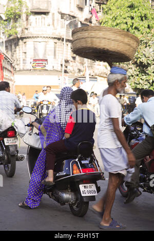 Le transport sur route ; route de Sardar Vallabhbhai Patel ; Grant Road ; Bombay maintenant Mumbai Maharashtra ; Inde ; Banque D'Images