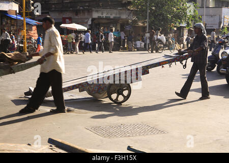 Le transport sur route ; route de Sardar Vallabhbhai Patel ; Grant Road ; Bombay maintenant Mumbai Maharashtra ; Inde ; Banque D'Images