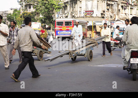 Le transport sur route ; route de Sardar Vallabhbhai Patel ; Grant Road ; Bombay maintenant Mumbai Maharashtra ; Inde ; Banque D'Images