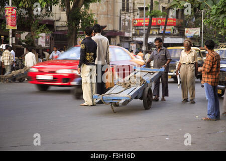 Le transport sur route ; route de Sardar Vallabhbhai Patel ; Grant Road ; Bombay maintenant Mumbai Maharashtra ; Inde ; Banque D'Images