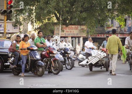 Le transport sur route ; route de Sardar Vallabhbhai Patel ; Grant Road ; Bombay maintenant Mumbai Maharashtra ; Inde ; Banque D'Images