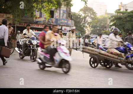 Le transport sur route ; route de Sardar Vallabhbhai Patel ; Grant Road ; Bombay maintenant Mumbai Maharashtra ; Inde ; Banque D'Images