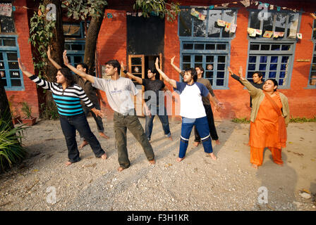 Les étudiants d'effectuer des exercices de respiration à une classe de Tai Chi ; ; ; d'Uttaranchal Inde Dehradun Banque D'Images