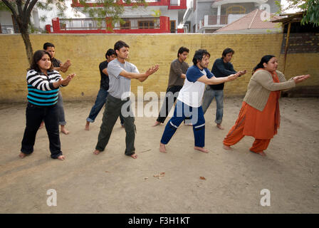 Les étudiants d'effectuer des exercices de respiration à une classe de Tai Chi ; ; ; d'Uttaranchal Inde Dehradun Banque D'Images