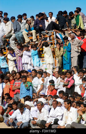 Les gens observent Bakh MAl Akhada wrestling Shivratri juste ; ; ; Inde Gujarat Kutch Banque D'Images
